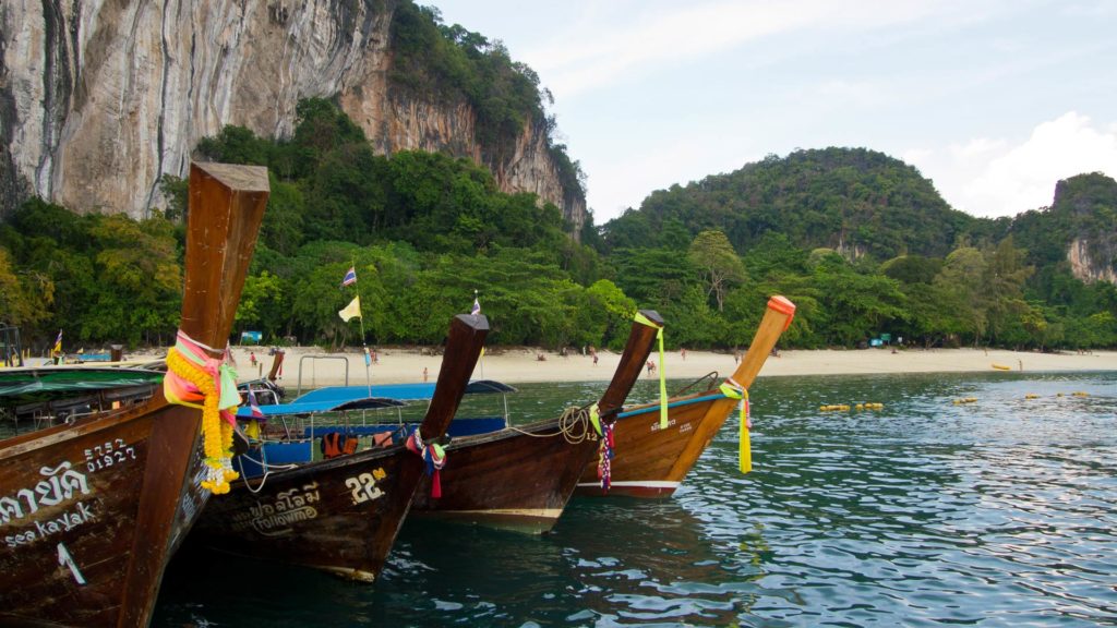 Longtailboote vor Hong Island, Krabi