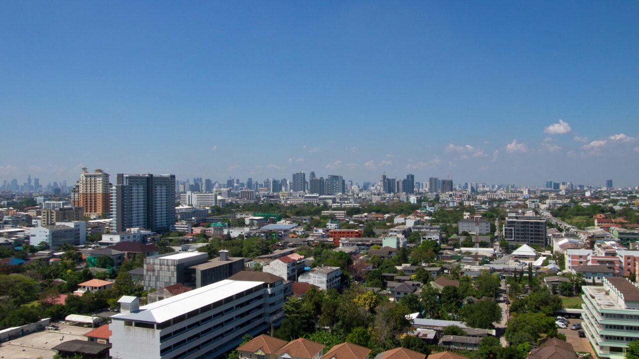 Die Aussicht auf Bangkok vom Wat Dhammamongkol