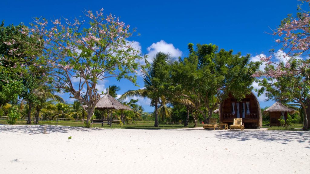 Beach Bungalows directly at the beach of Gili Layar