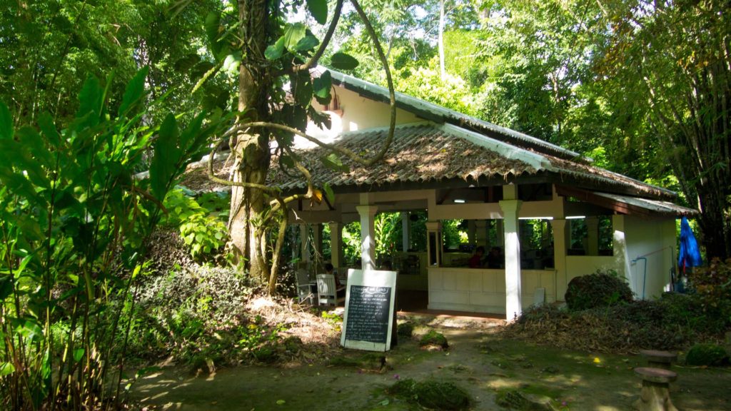 Restaurant im Dschungel beim Kuang Si Wasserfall