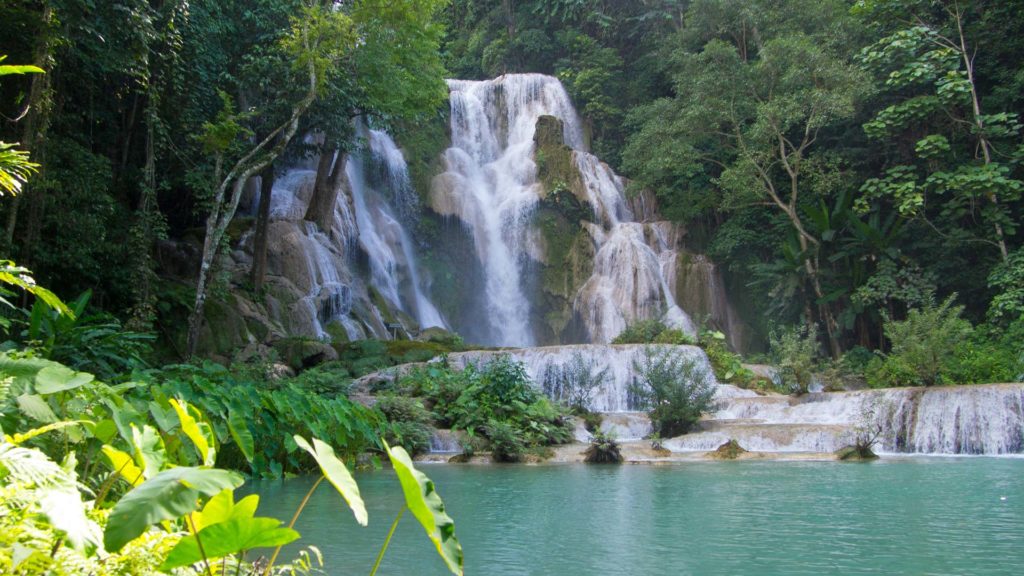 Blick auf den Tat Kuang Si Wasserfall bei Luang Prabang, Laos
