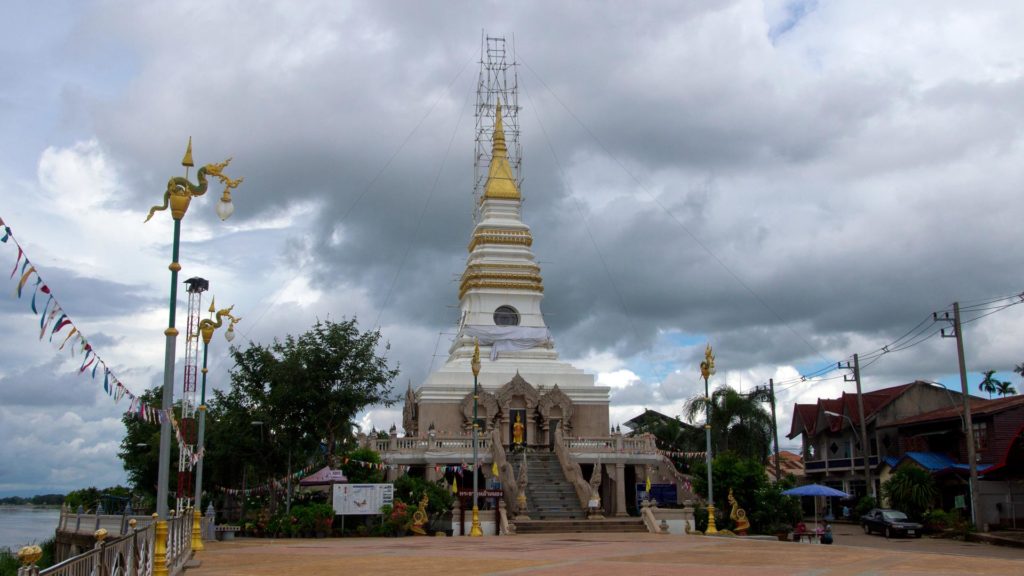 Phra That Nong Khai. Neue Chedi neben der im Fluss versunkenen.