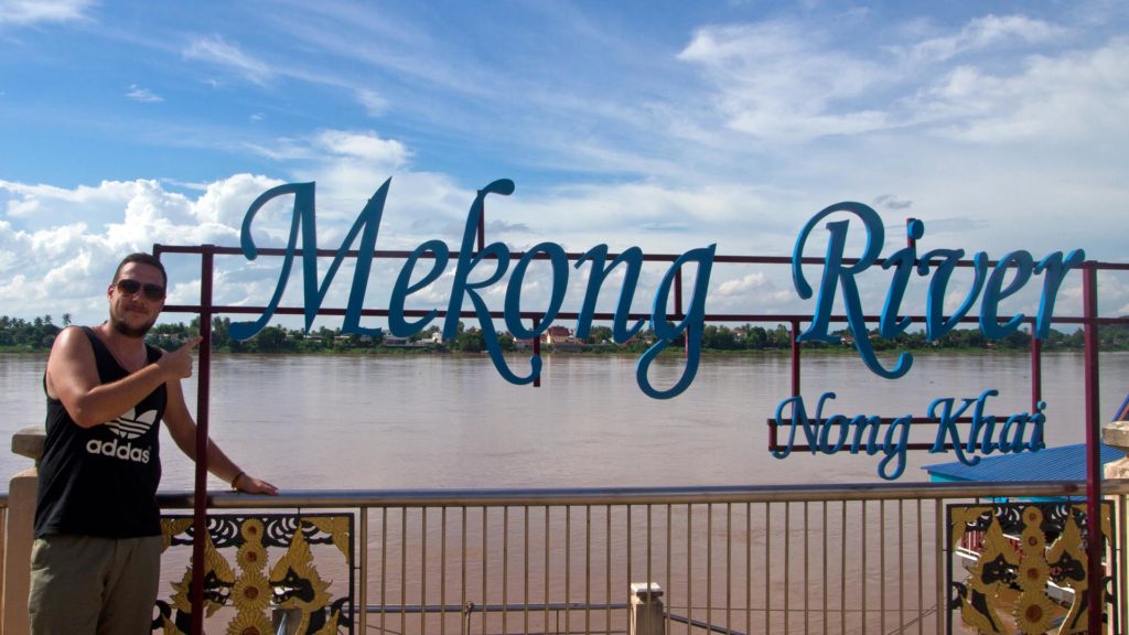 Tobi auf der Promenade am Mekong-Ufer, Nong Khai