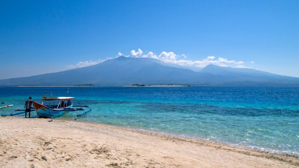 Ausblick von Gili Kapal auf das Festland von Lombok und die anderen Gili-Inseln
