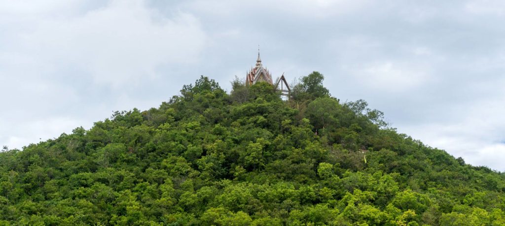 Aussicht auf den kleinen Tempel auf dem höchsten Punkt von Koh Larn