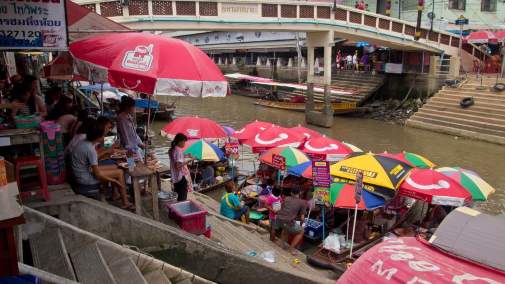 Schwimmende Verkäuferboote auf dem Amphawa Floating Market, Samut Songkhram