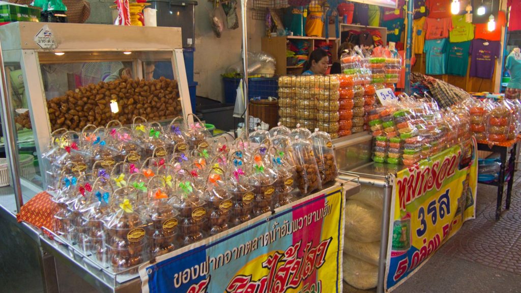 Stände mit Süßigkeiten auf dem Amphawa Floating Market, Samut Songkhram