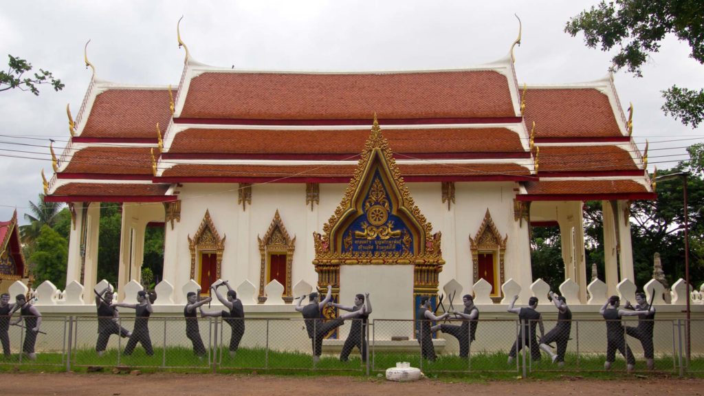 Tempelgebäude mit Kämpfern am Wat Bang Kung, Amphawa
