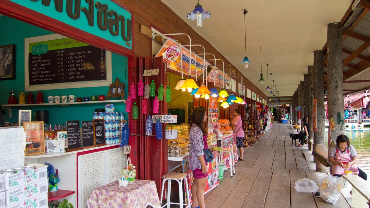 Stände auf dem Sam Phan Nam Floating Market von Hua Hin, Thailand