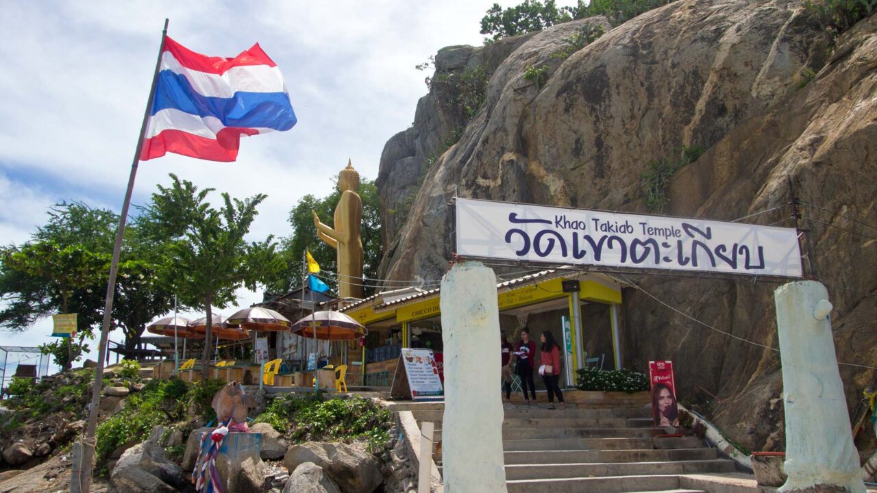 Der Eingang zum Aufstieg des Wat Khao Takiab, Hua Hin