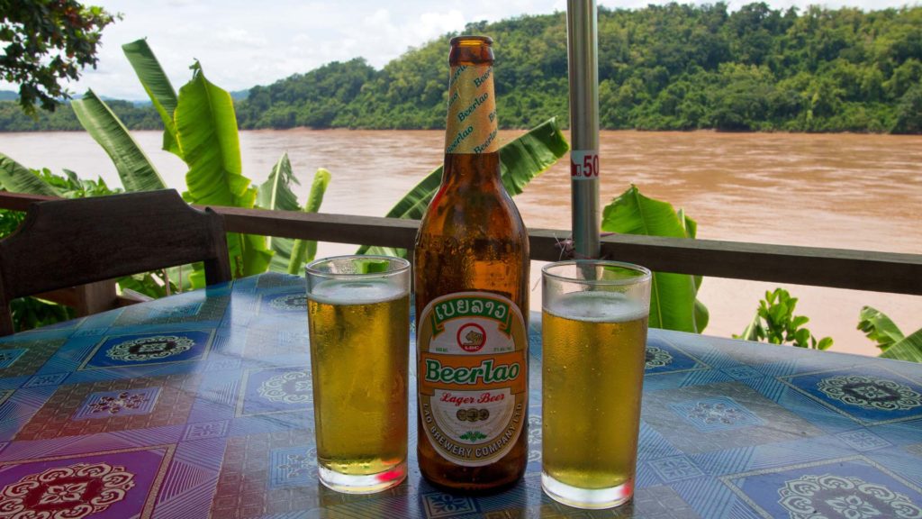 Ein Beer Lao am Mekong-Fluss in Luang Prabang, Laos