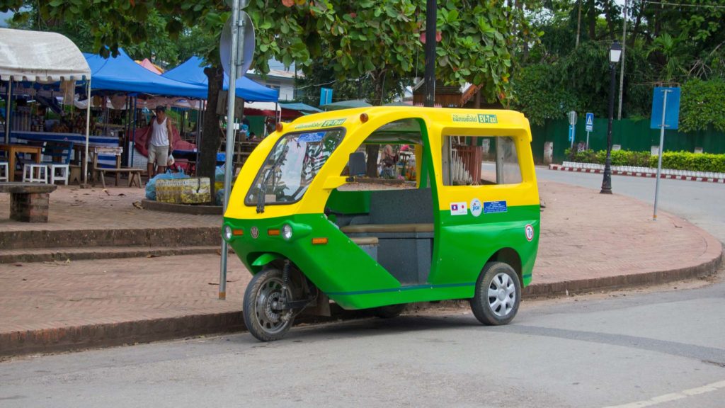 Eines der elektrischen Autos in Luang Prabang, Laos