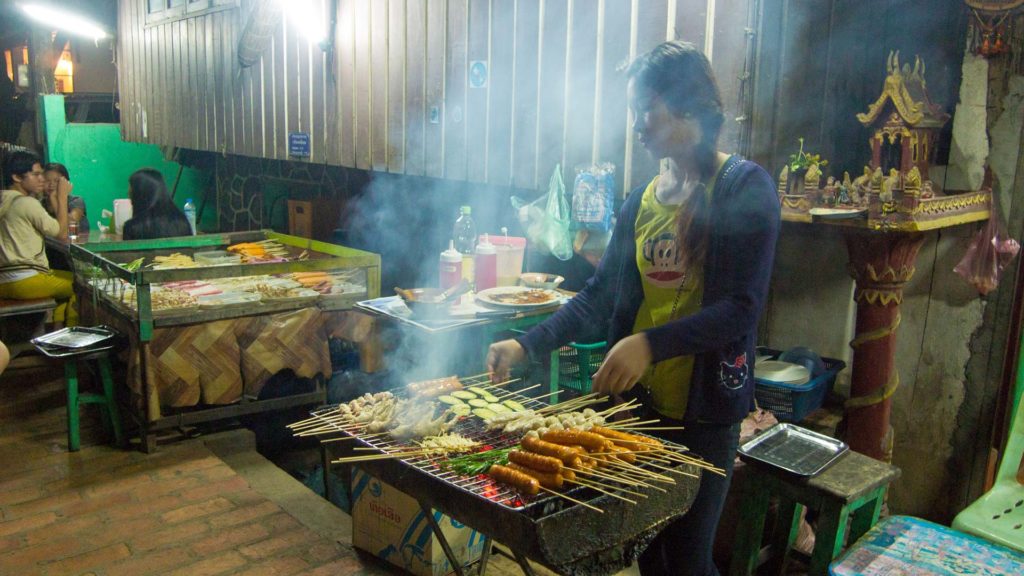 Gegrillte Spieße am Abend in Luang Prabang, Laos