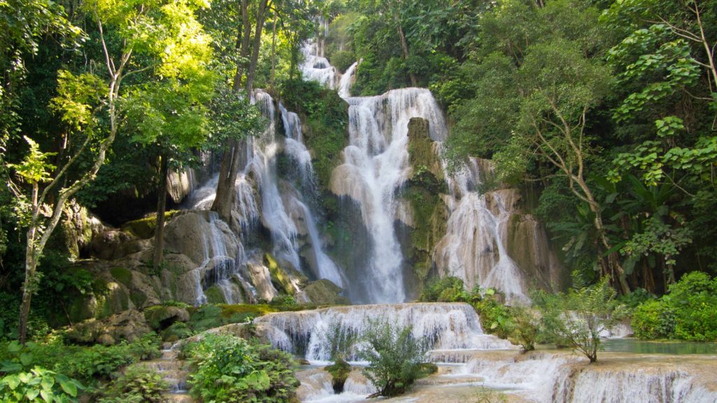 Tat Kuang Si, der berühmte Wasserfall außerhalb von Luang Prabang, Laos
