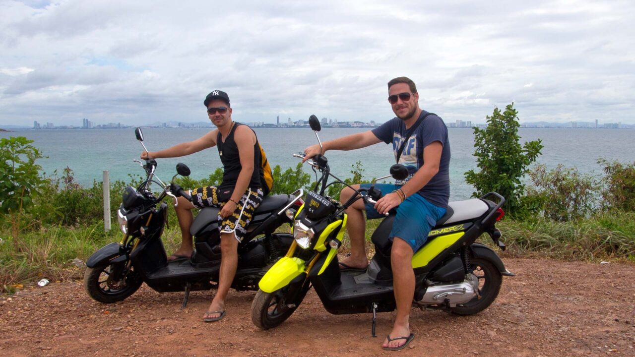 Tobi und Marcel mit Rollern auf Koh Larn, Pattaya