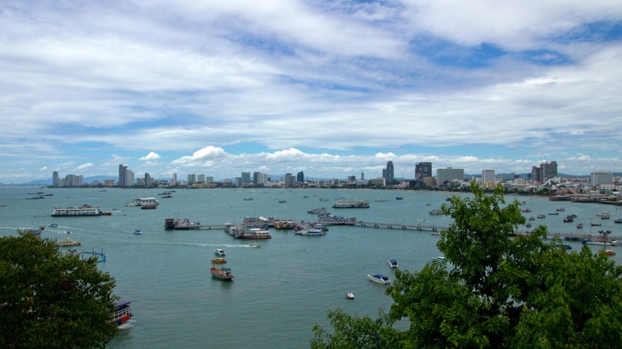 Aussicht vom Pattaya City Schild auf die Bucht und die Stadt von Pattaya