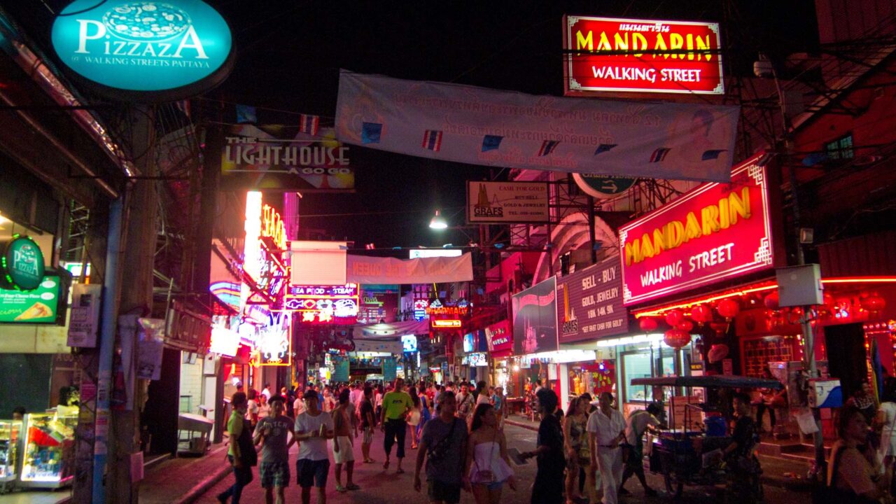 Die Walking Street von Pattaya am Abend, Thailand