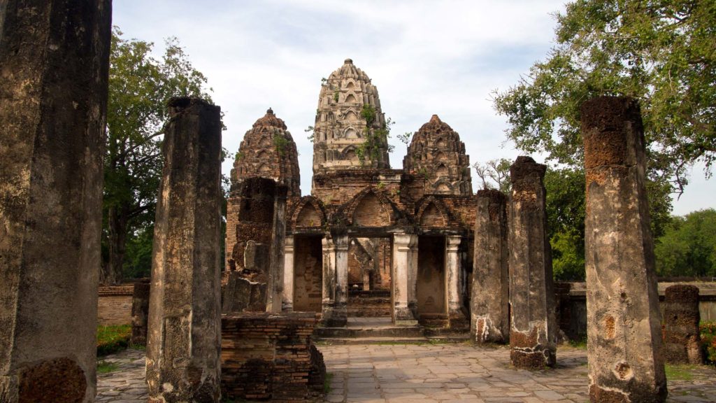 Der Wat Sri Sawai im Geschichtspark von Sukhothai, Thailand