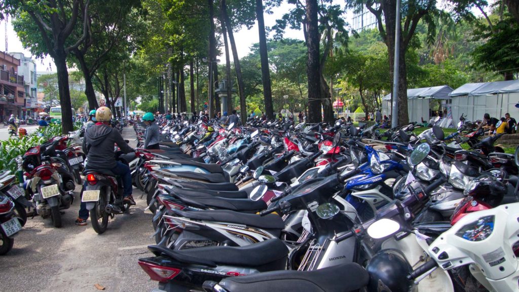 Parkplatz mit unzähligen Rollern am September 23 Park in Ho Chi Minh City