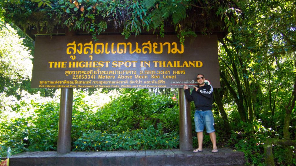 Tobi auf dem höhsten Punkt Thailands, dem Doi Inthanon