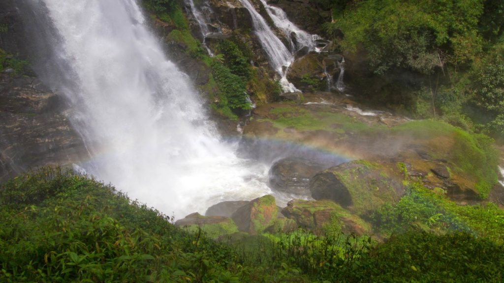 Ein Regenbogen im Wachirathan Wasserfall, Doi Inthanon, Thailand