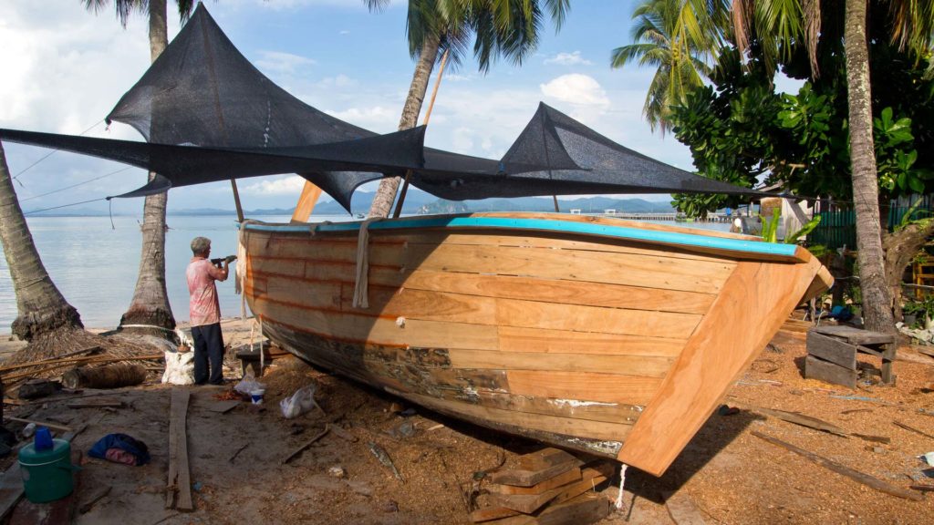 Bau eines neuen Longtailbootes auf Koh Mook