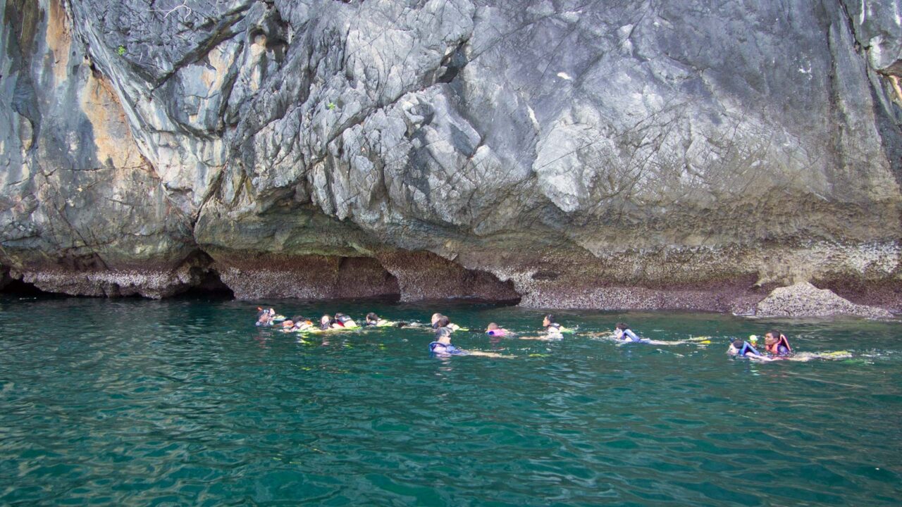 Touristen beim Schwimmen in den Emerald Cave, Morakot Cave, Koh Mook