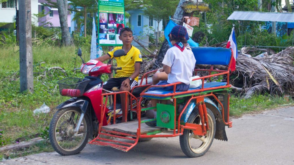 Ein Kind als Taxifahrer auf Koh Mook, Trang
