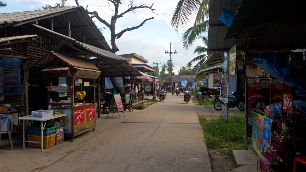 Das Dorf von Koh Mook mit vielen Shops und Restaurants