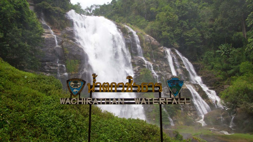 Der Wachirathan Waterfall im Doi Inthanon Nationalpark