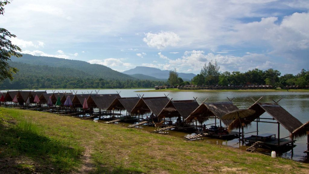 Holzhütten zum Relaxen an Huay Tong Thao Lake