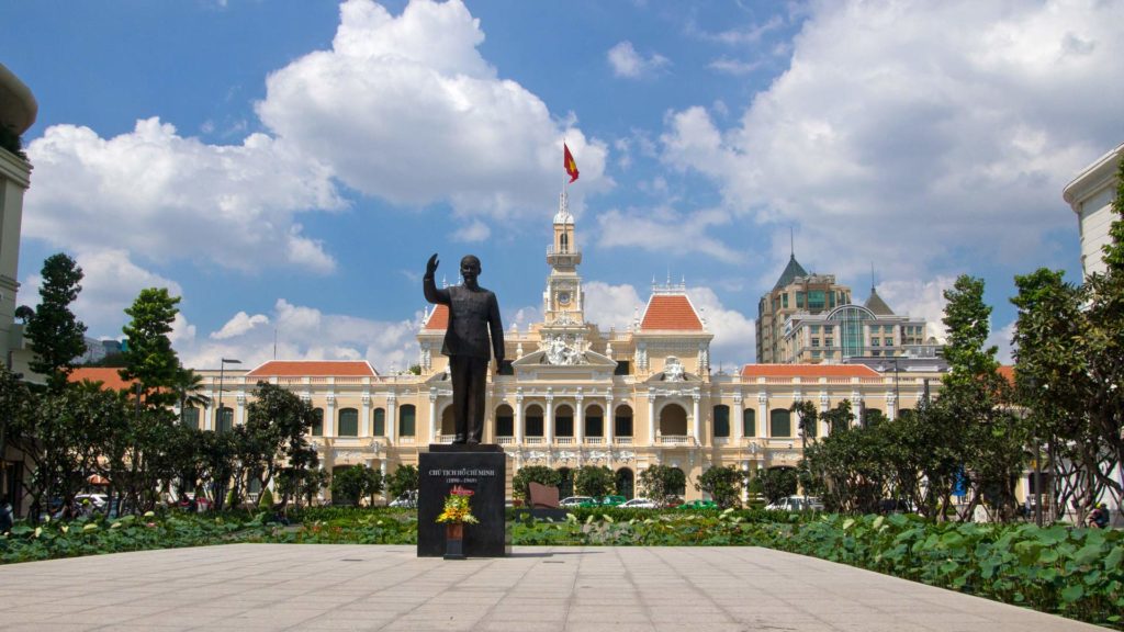 Das alte Rathaus mit der Statue von Ho Chi Minh, Vietnam