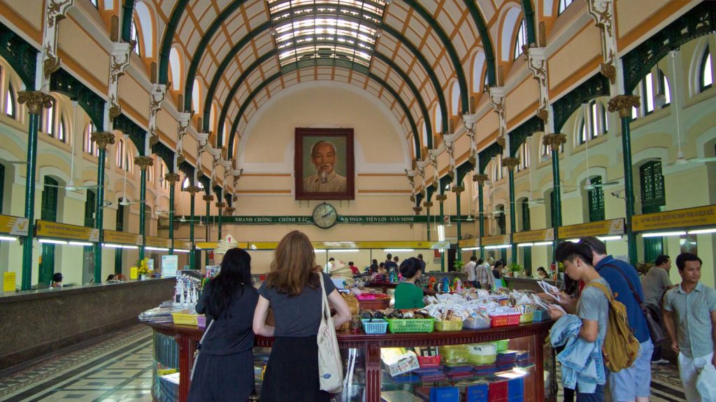 Souvenirshops in der Hauptpost von Ho Chi Minh City