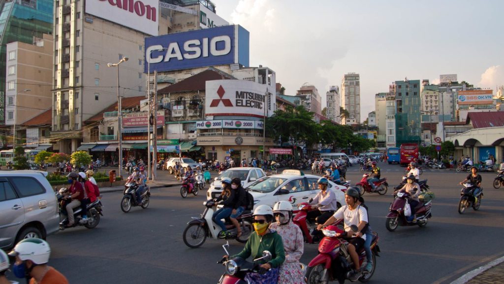 Der Verkehr von Ho Chi Minh City am Ben Thanh Market, Vietnam