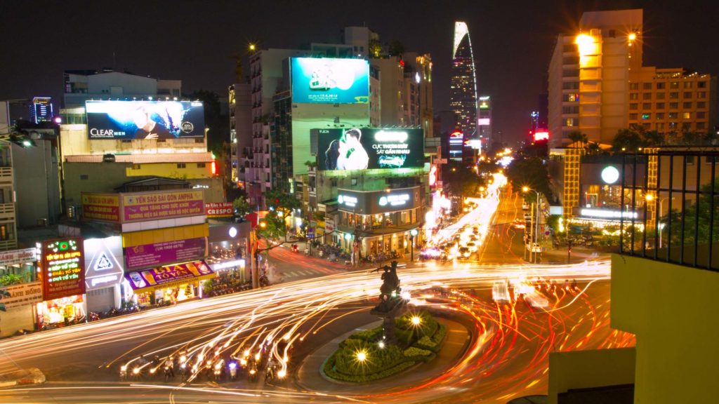 Der Verkehr von Ho Chi Minh City bei Nacht, Vietnam