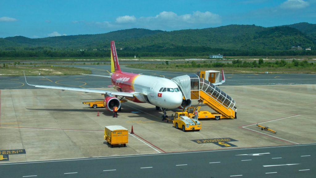 Ein Flugzeug von Vietjet Air am Flughafen von Phu Quoc, Vietnam