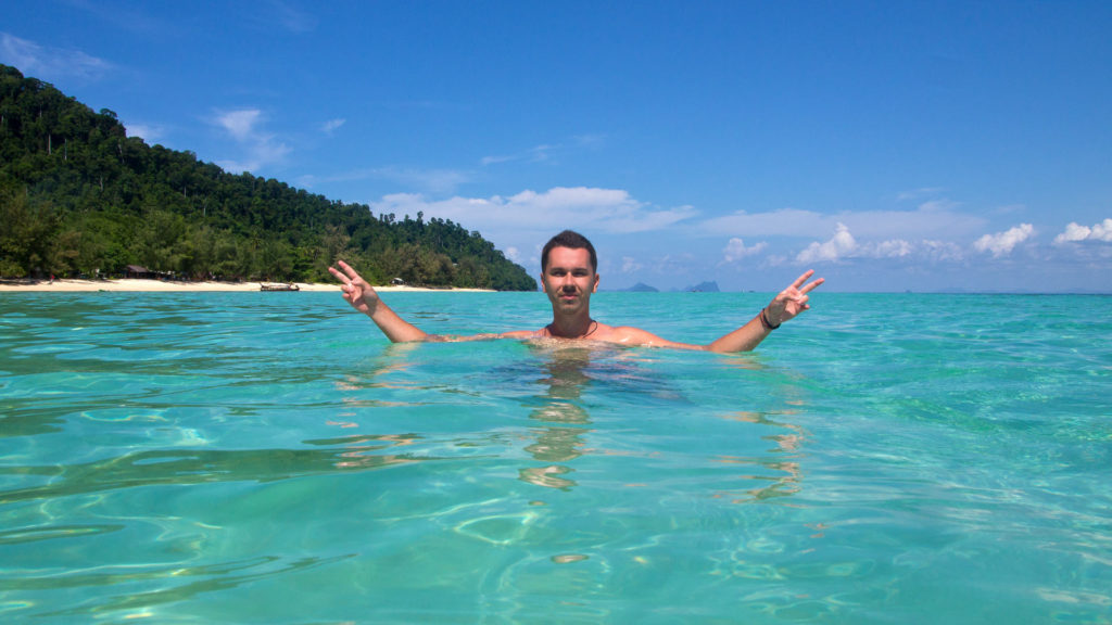 Marcel beim Schwimmen auf Koh Ngai bei Trang