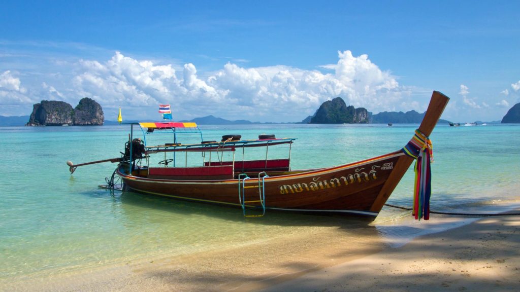 Longtailboot am Strand von Koh Ngai, Trang