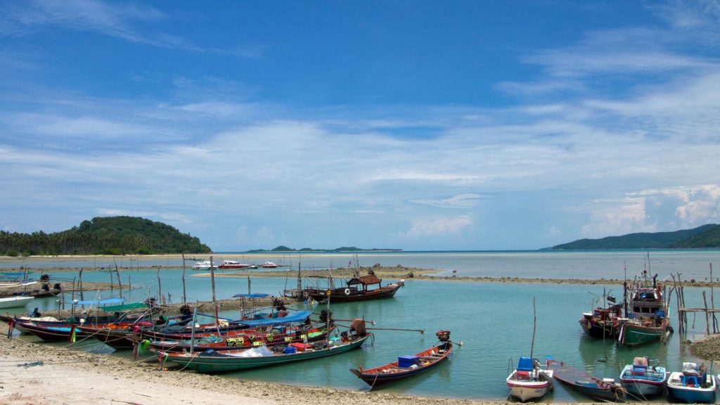 Boote an der Küste von Thong Krut, Koh Samui