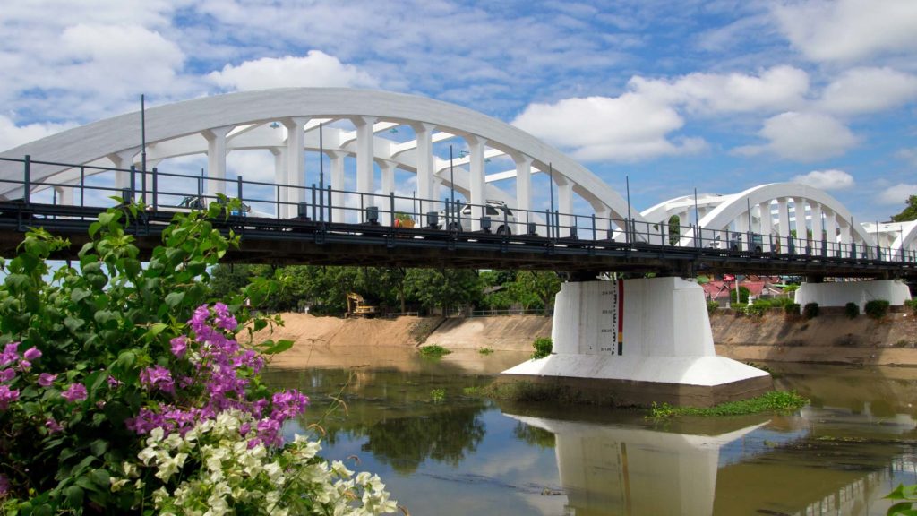 Die Ratchadapisek Brücke am Eingang zur Altstadt von Lampang