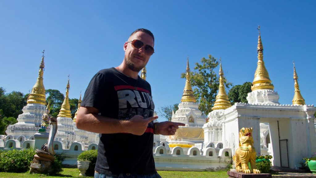 Tobi am Wat Chedi Sao in Lampang