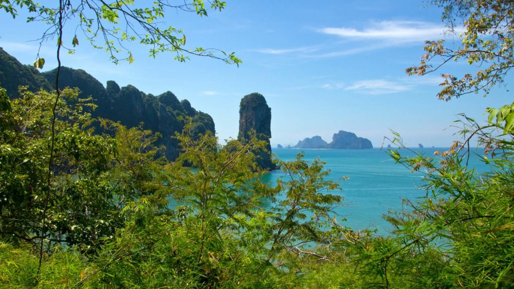 Der Ausblick auf die Inselwelt von Krabi vom Monkey Trail in Ao Nang