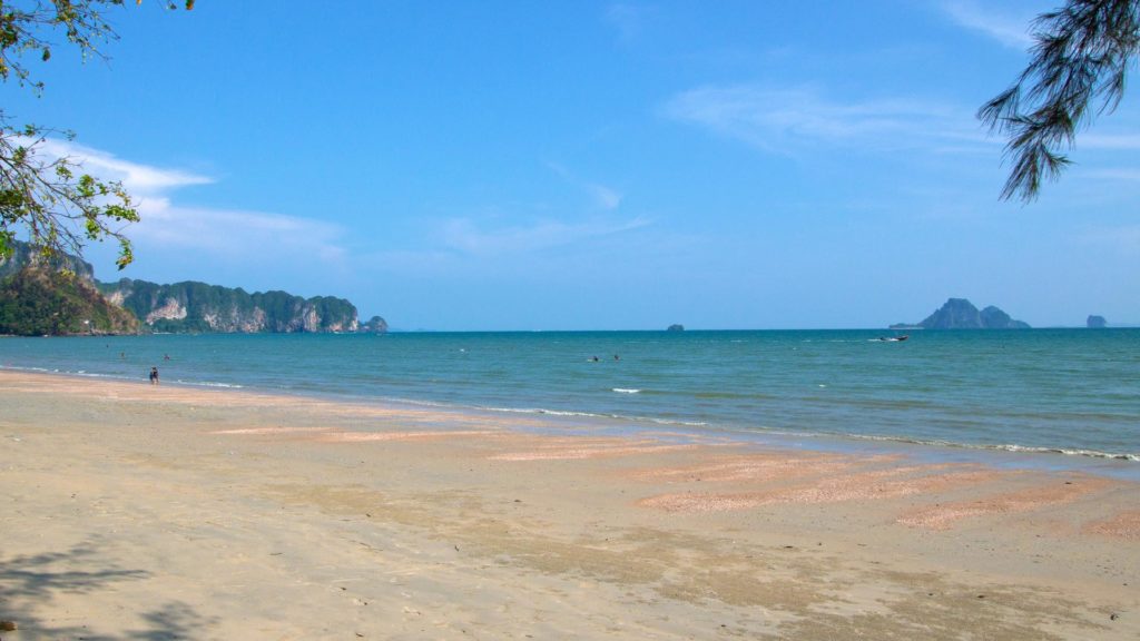 Der Nopparat Thara Beach mit Aussicht auf Koh Poda in Ao Nang, Krabi
