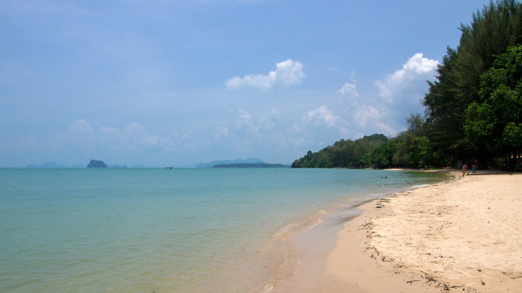 Tubkaek Beach mit Aussicht in die Phang Nga Bucht, Krabi
