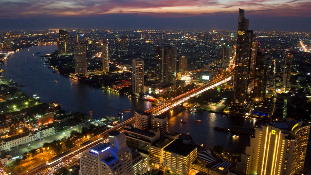 Aussicht auf Bangkok vom Lebua at State Tower auf die andere Seite des Chao Phraya bei Nacht