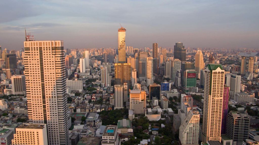 Die vom Sonnenuntergang angestrahlten Hochhäuser Bangkoks, Thailand