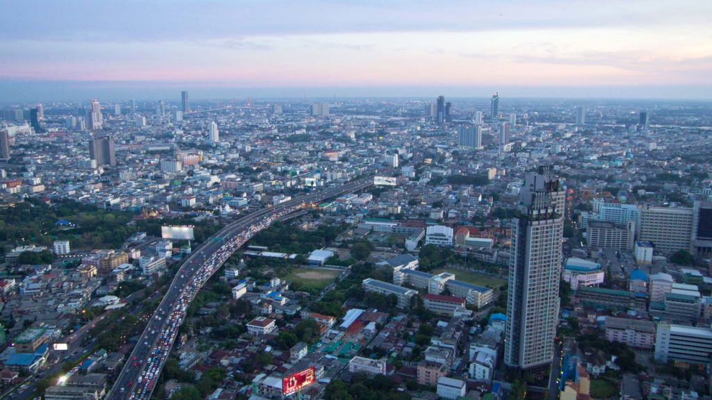 Aussicht auf die City von Bangkok vom Lebuat State Tower bei Sonnenuntergang