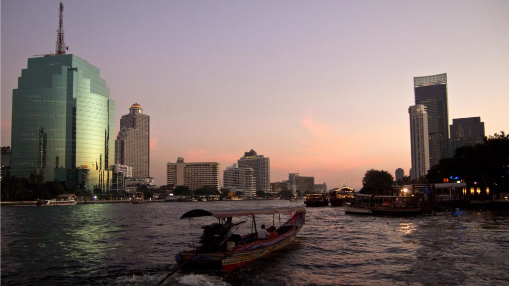 Der Chao Phraya Fluss in Bangkok, im Hintergrund das Lebua at State Tower