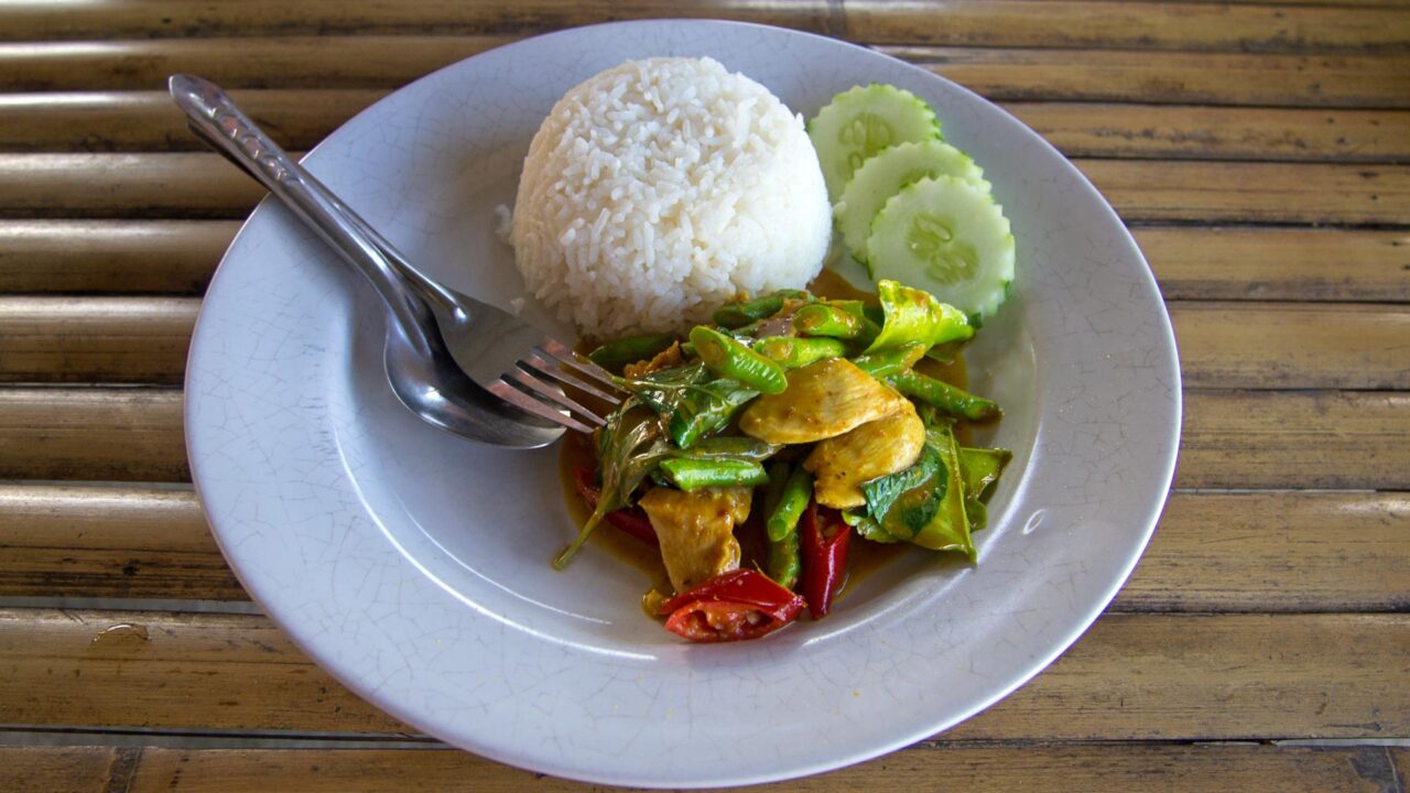 Pad Prik Gaeng - gebratenes Curry mit Chilis, langen Bohnen und Hühnchen. Eines unser liebsten Essen in Thailand