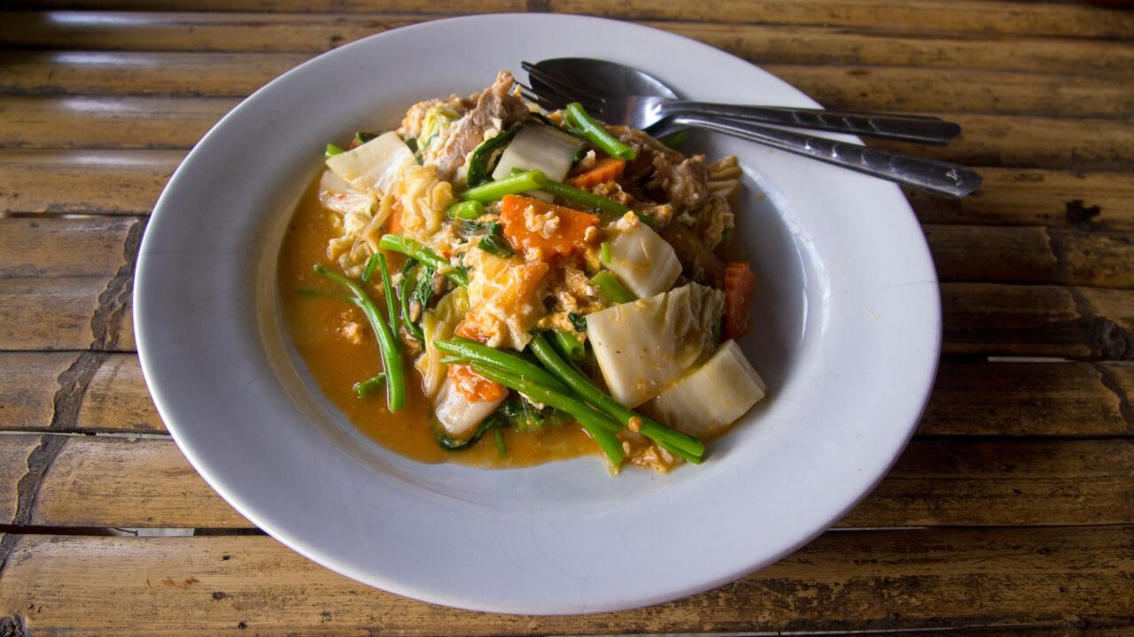 Suki Yaki - die Thai Variante des Hot Pot mit Nudeln, Gemüse und einer scharfen Sauce